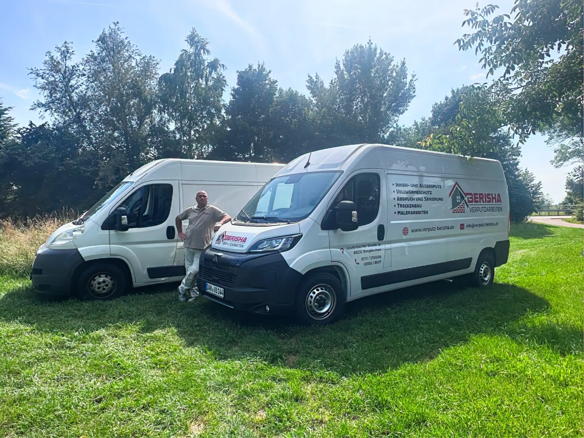 Reshat Berisha mit Firmenwagen