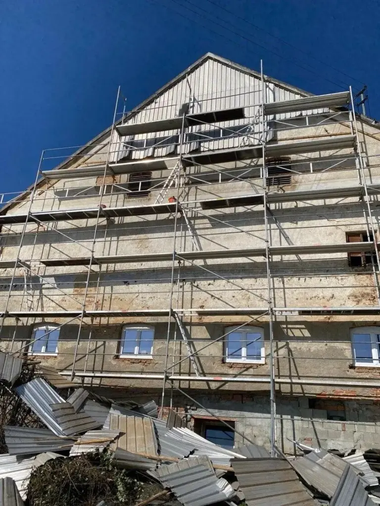 Verputzarbeiten Haus-Fassade Giebel vorher